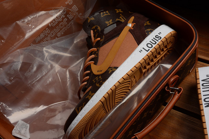 OFF–WHITE x Nike Air Jordan 1s(with case)