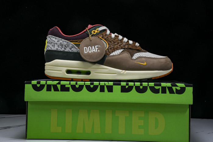 Division Street x Nike Air Max 1 "Oregon Ducks”  HQ2639-100