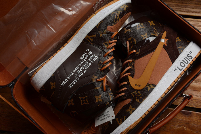 OFF–WHITE x Nike Air Jordan 1s(with case)